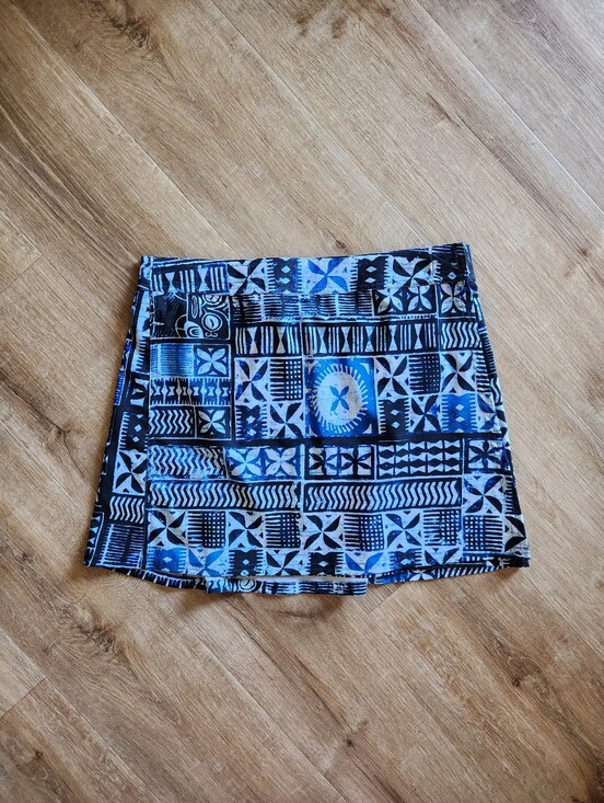 Ripskirt Hawaii Dresses & Skirts - Ripskirt Pacific Tapa Blue Batik Print Length 1 Lotta Leg Skirt Size Medium